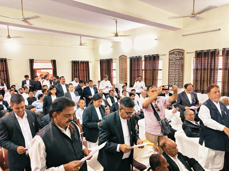 सरधना। सरधना बार एसोसिएशन की नवनियुक्त कार्यकारिणी ने ली शपथ। संवाद