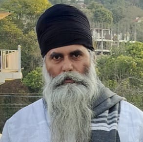 स्टेशन मार्ग पर भरे तालाब जैसे पानी से गुजरते राहगीर। संवाद