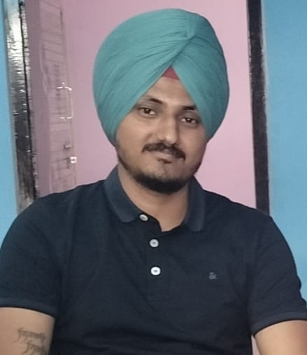 स्टेशन मार्ग पर भरे तालाब जैसे पानी से गुजरते राहगीर। संवाद