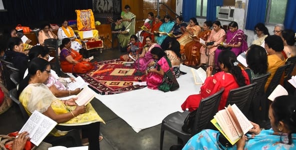 सुंदरकांड का सामूहिक पाठ करतीं महिलाएं।