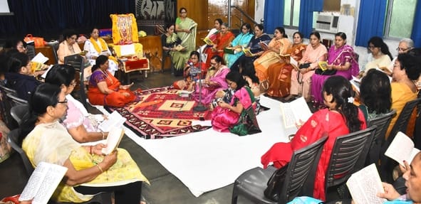 सुंदरकांड का सामूहिक पाठ करतीं महिलाएं।