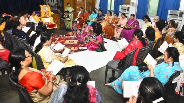 सुंदरकांड का सामूहिक पाठ करतीं महिलाएं।
