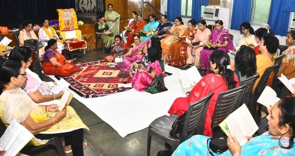 सुंदरकांड का सामूहिक पाठ करतीं महिलाएं।