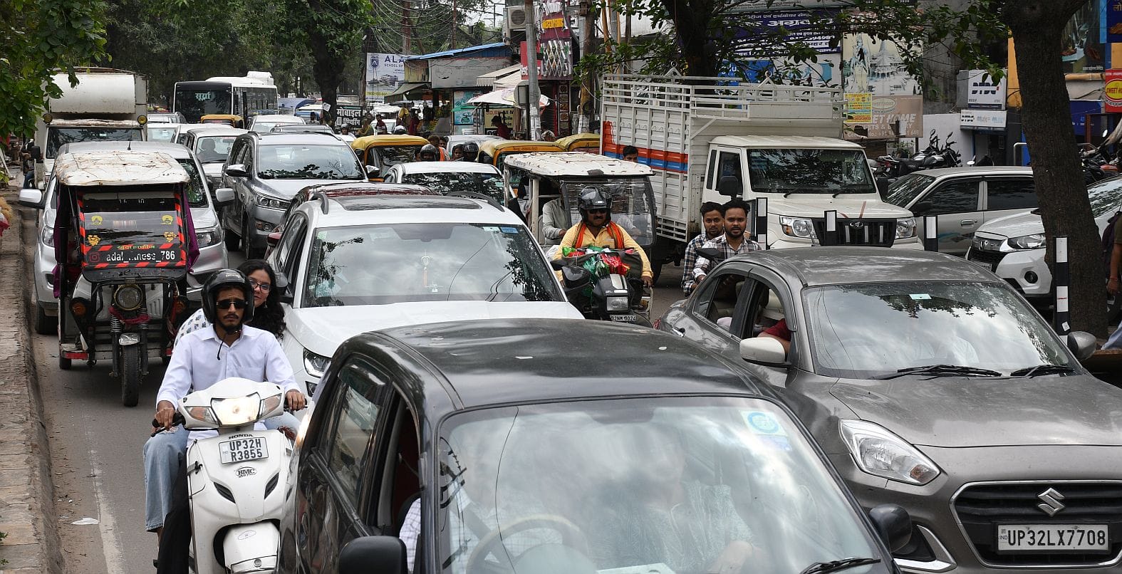 शहर के अलग-अलग इलाकों में लगा जाम।