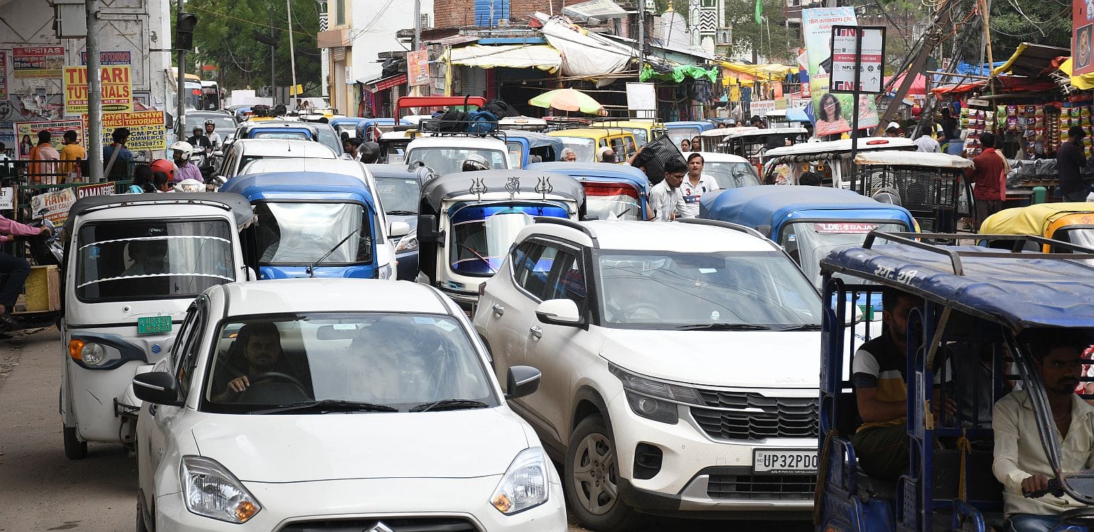शहर के अलग-अलग इलाकों में लगा जाम।