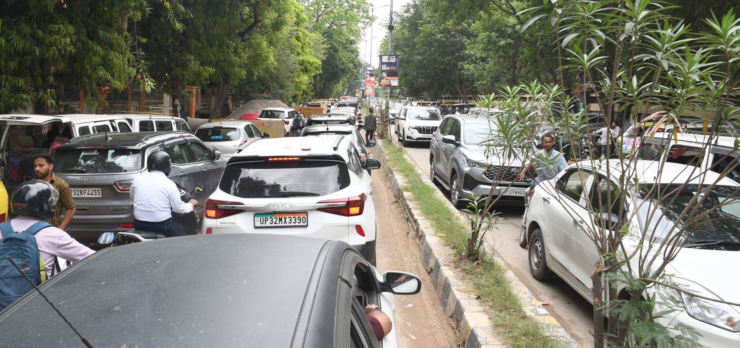 शहर के अलग-अलग इलाकों में लगा जाम।