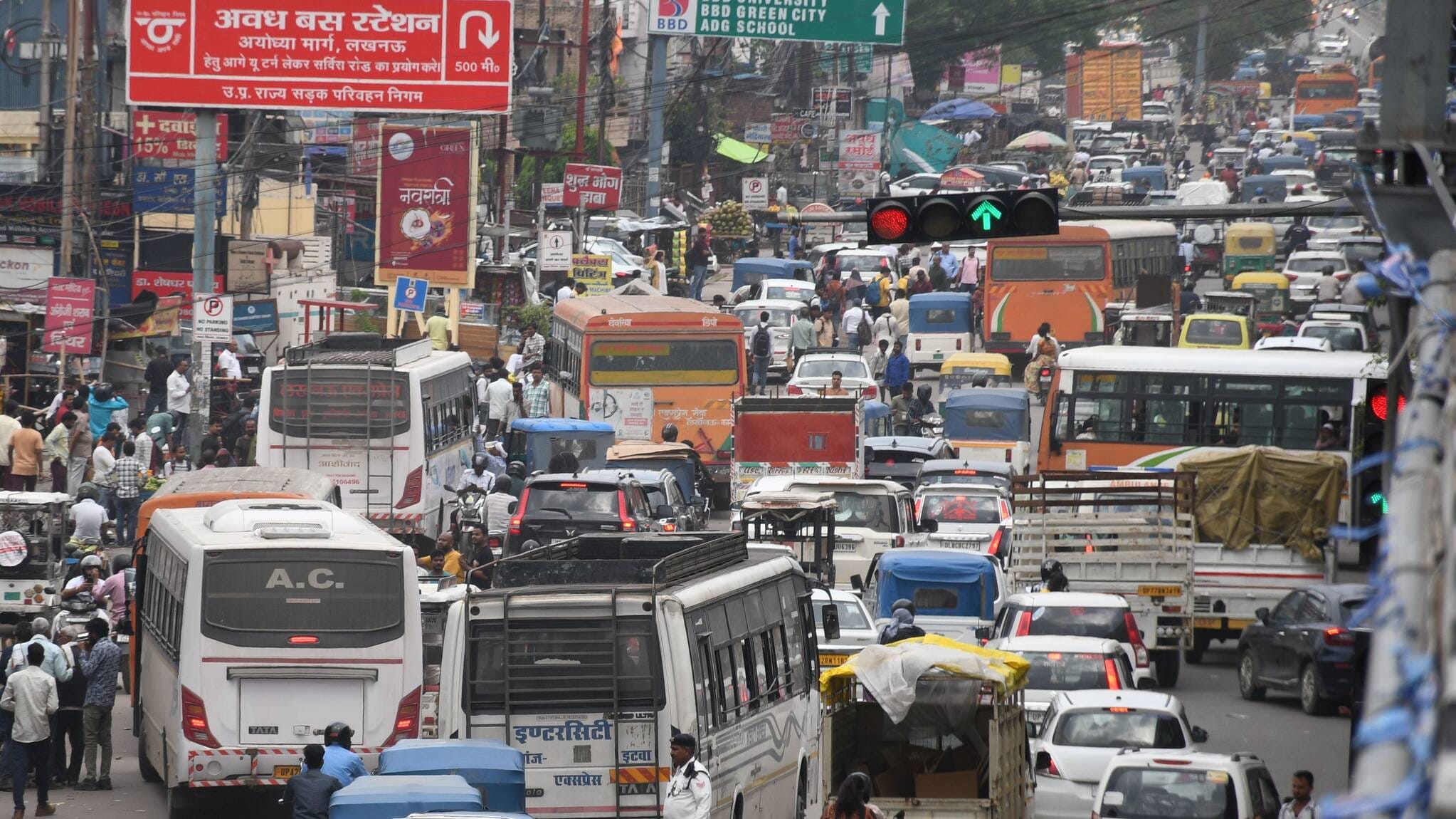 शहर के अलग-अलग इलाकों में लगा जाम।