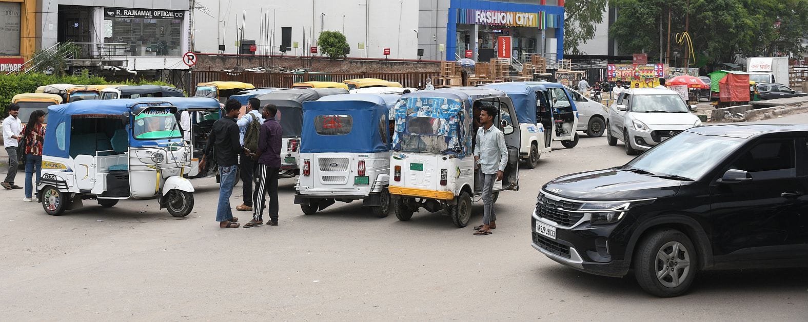 शहर के अलग-अलग इलाकों में लगा जाम।