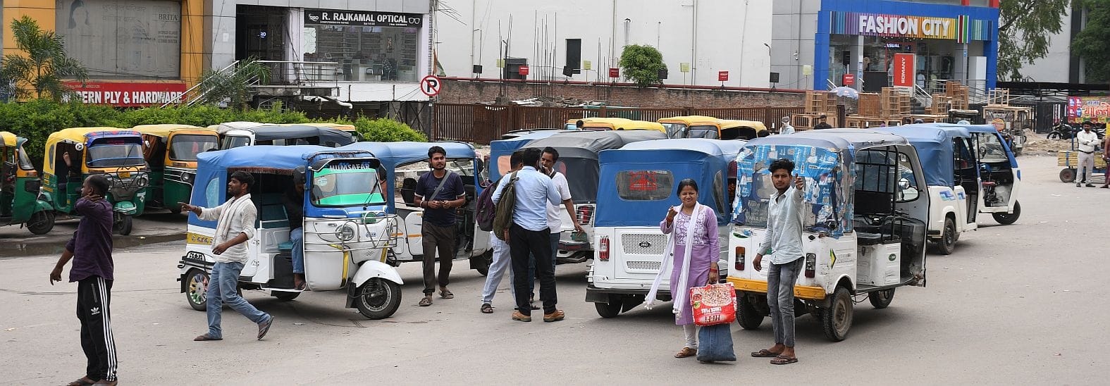 शहर के अलग-अलग इलाकों में लगा जाम।