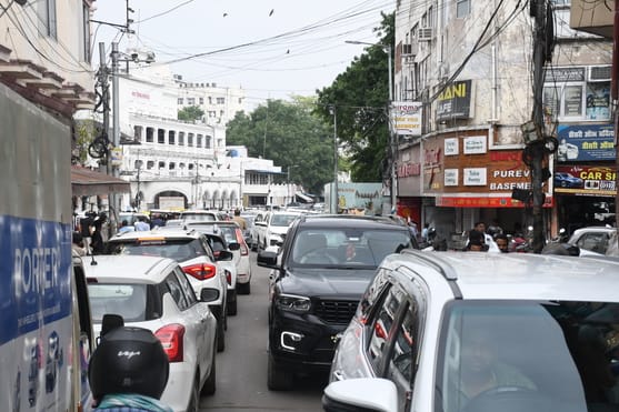शहर के अलग-अलग इलाकों में लगा जाम।