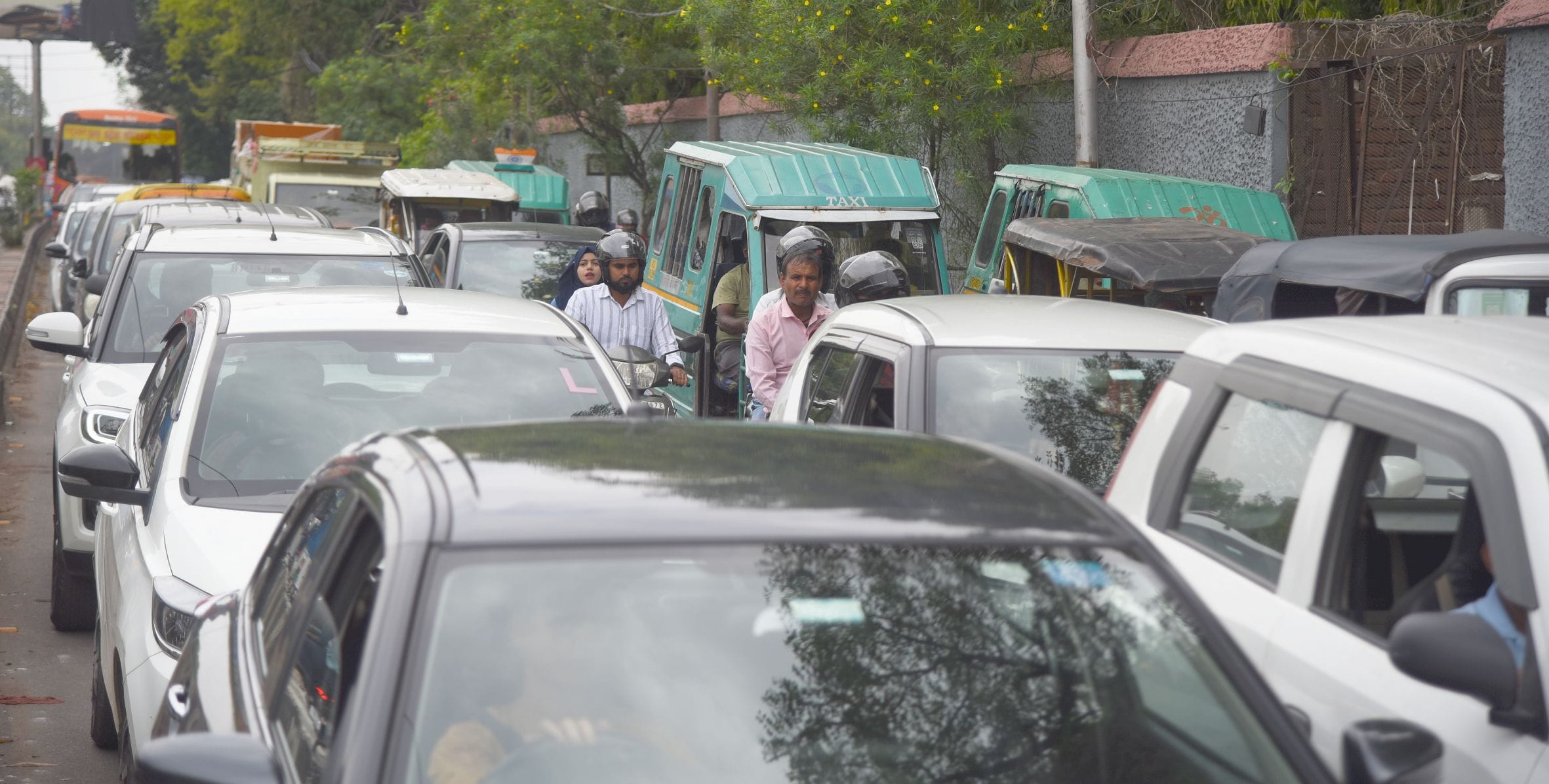 शहर के अलग-अलग इलाकों में लगा जाम।