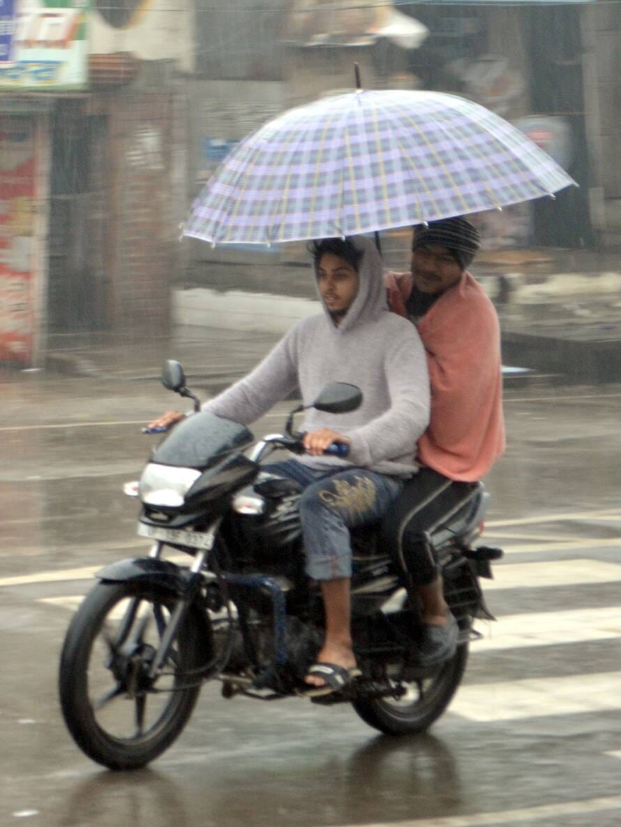 शामली में कैराना रोड पर जलभराव में जाते वाहन । संवाद