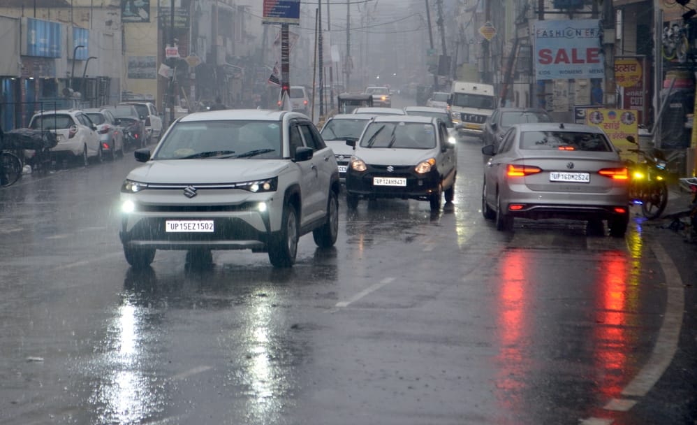 शामली में कैराना रोड पर जलभराव में जाते वाहन । संवाद