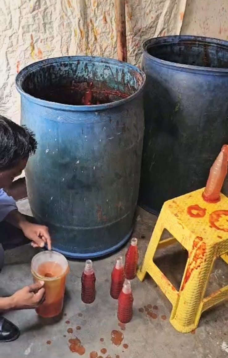 टमाटर सॉस के नमूने लेती खाद्य विभाग की टीम। स्रोत विभाग