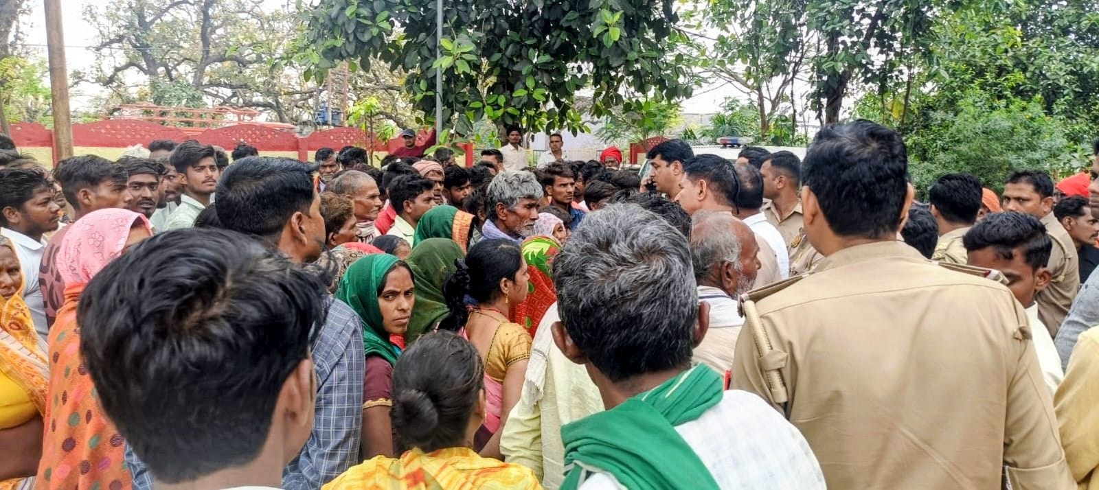 थाना परिसर में प्रदर्शन करते रैकिश के परिजन व ग्रामीण।