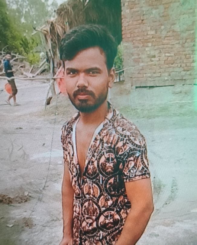 थाना परिसर में प्रदर्शन करते रैकिश के परिजन व ग्रामीण।