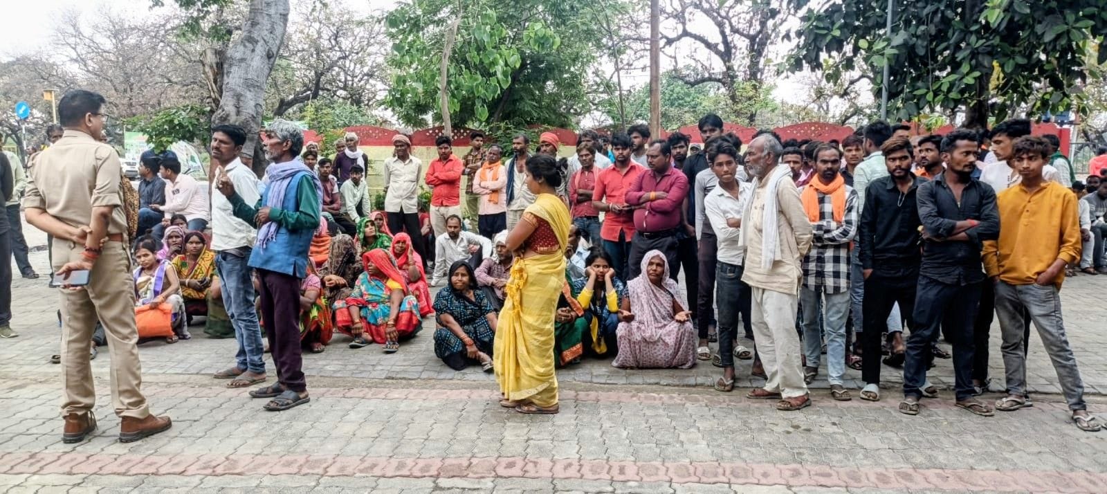 थाना परिसर में प्रदर्शन करते रैकिश के परिजन व ग्रामीण।