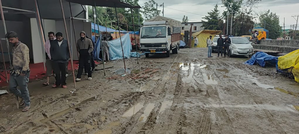 धर्मशाला के दाड़ी मेला मैदान में बारिश के चलते हुआ कीचड़। बारिश के कारण धूम्मू शाह मेले के पहले