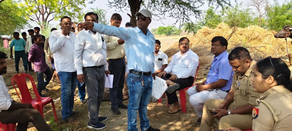 ऊनो गांव में मौके पर समाधान, जनता को राहत अभियान के तहत लोगों की समस्या सुनते सीओ व राजस्व की ट ऊनो गांव में मौके पर समाधान, जनता को राहत अभियान के तहत लोगों की समस्या सुनते सीओ व राजस्व की ट