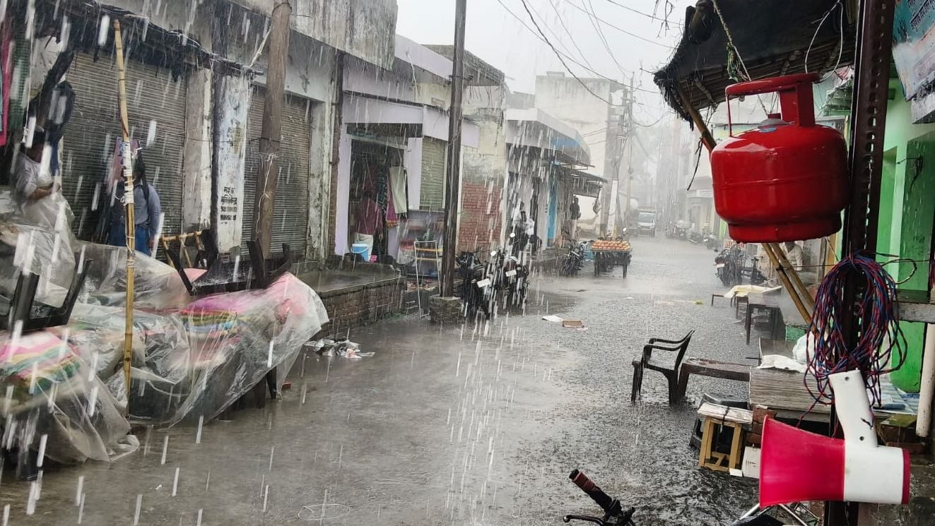 वजीरगंज में दोपहर के समय हुई बारिश के दौरान पड़े ओले। संवाद वजीरगंज में दोपहर के समय हुई बारिश के दौरान पड़े ओले। संवाद