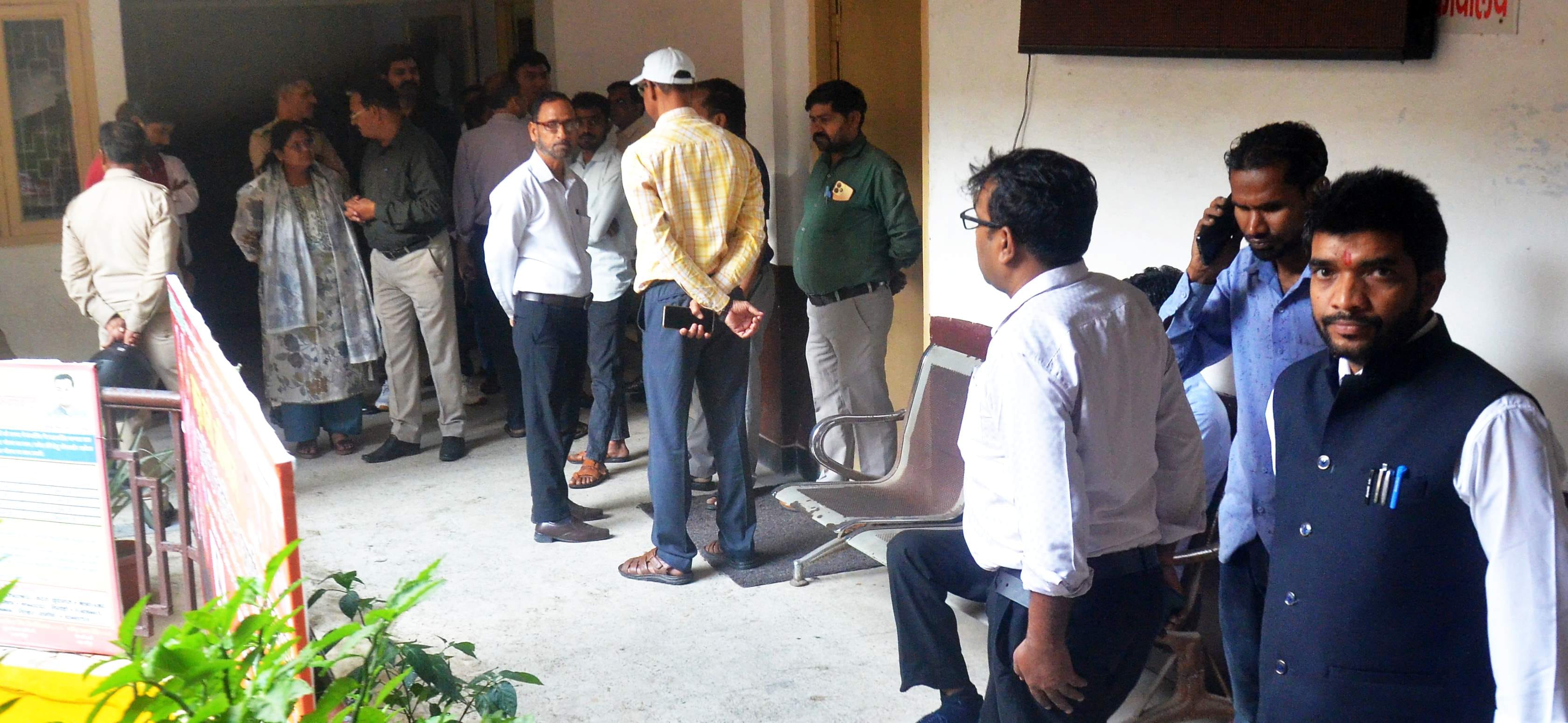 विकास भवन स्थित नवनिर्मित मनरेगा कार्यालय में आग लगने से जला फर्नीचर। संवाद