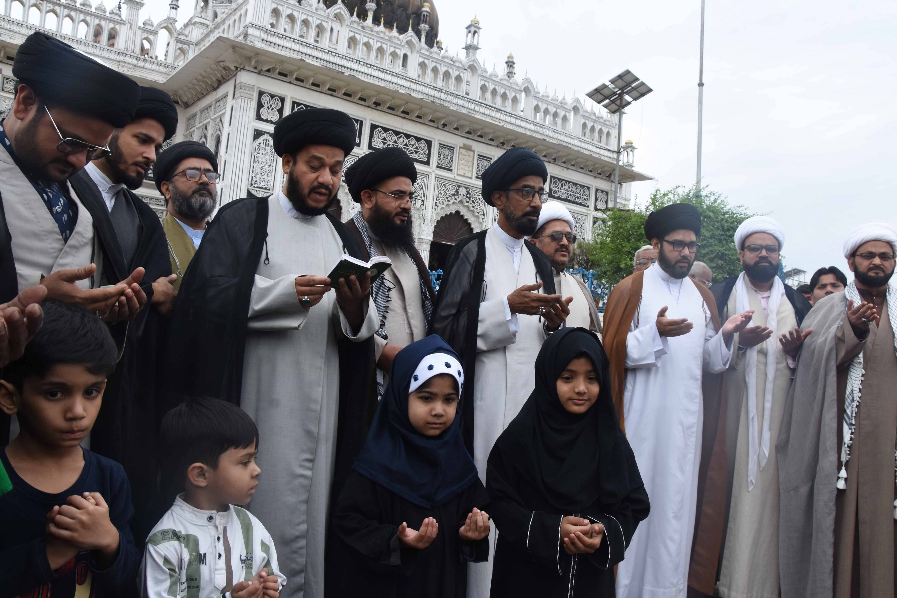 युद्ध थमने पर जश्न मनाते लोग।