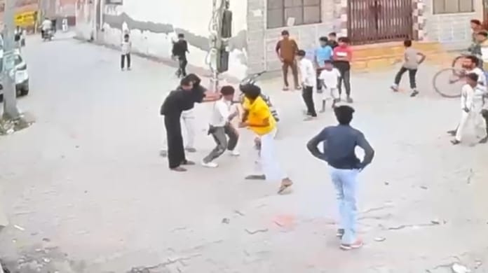 युवक को घेरकर हमला करते हमलावर। सोशल मीडिया युवक को घेरकर हमला करते हमलावर। सोशल मीडिया