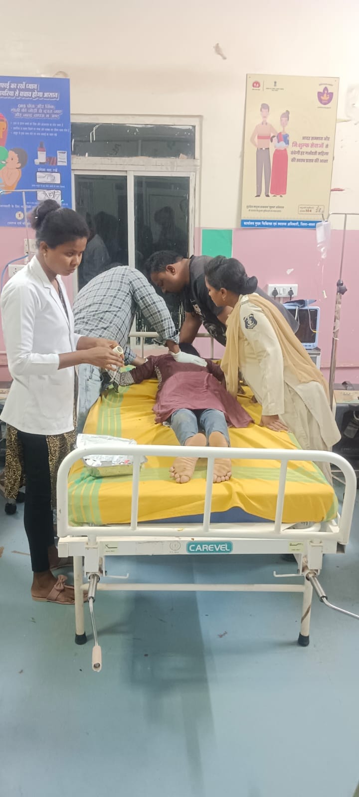 पानी से बाहर निकालते जवान