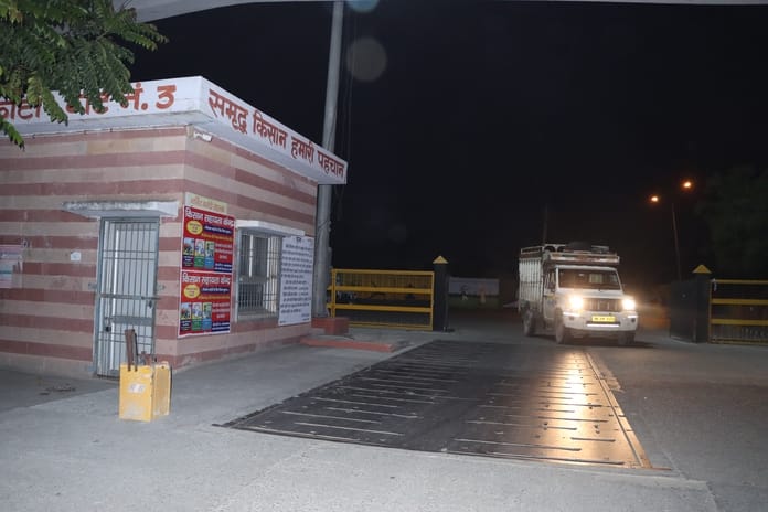 10-रोहतक अनाज मंडी में खुले आसमान तले लगी गेहूं की ढेरियां। संवाद