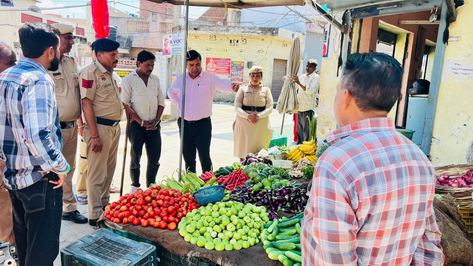अंबाला छावनी के महेशनगर क्षेत्र में खुली डेयरी के संचालक को जुर्माने की रसीद सौंपते कर्मचारी। स