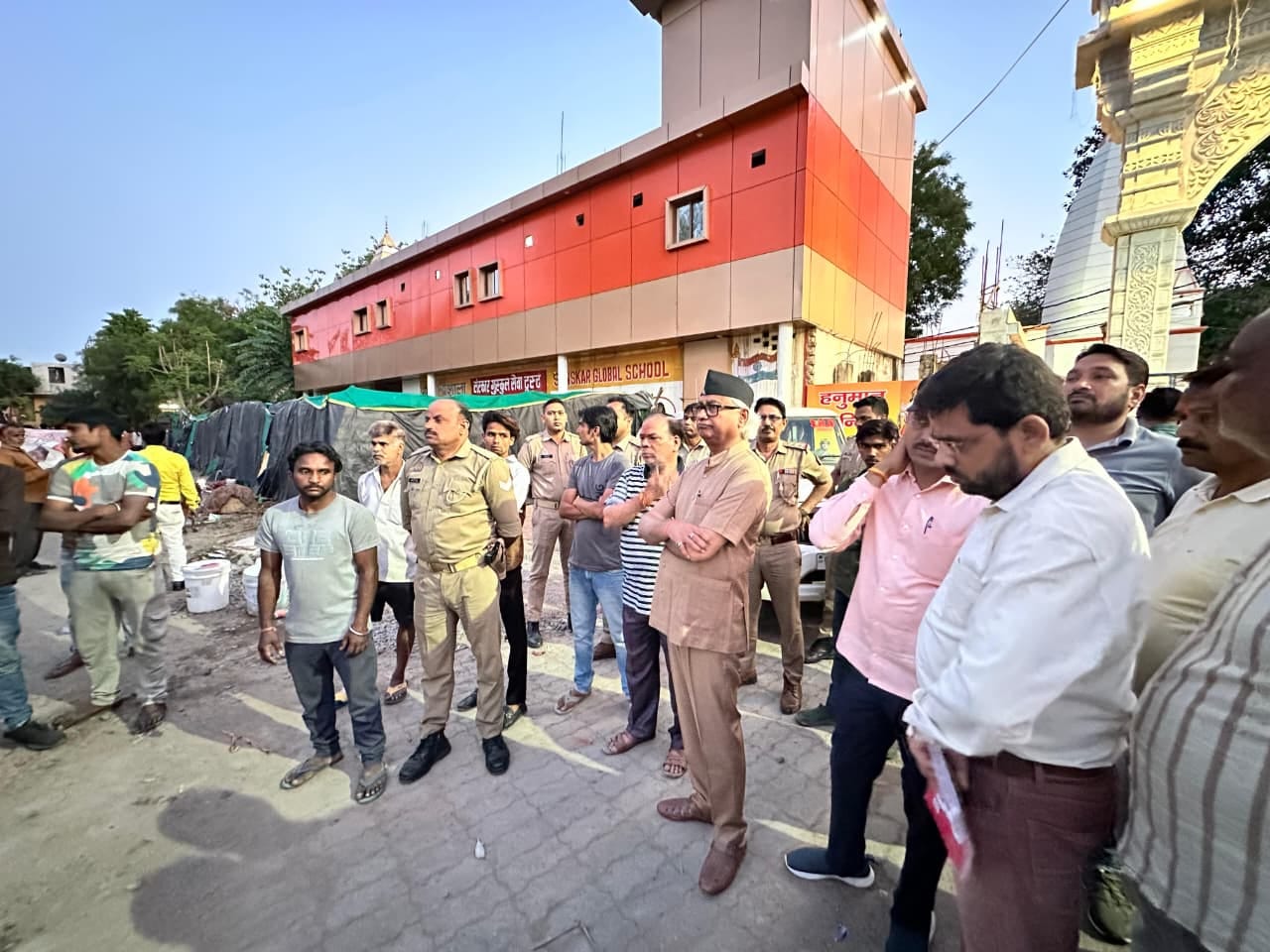 अलीगंज के डंडइया में बने शिव मंदिर की जर्जर चारदीवारी गिरने के बाद मौजूद परिजन व स्थानीय लोग। अलीगंज के डंडइया में बने शिव मंदिर की जर्जर चारदीवारी गिरने के बाद मौजूद परिजन व स्थानीय लोग।