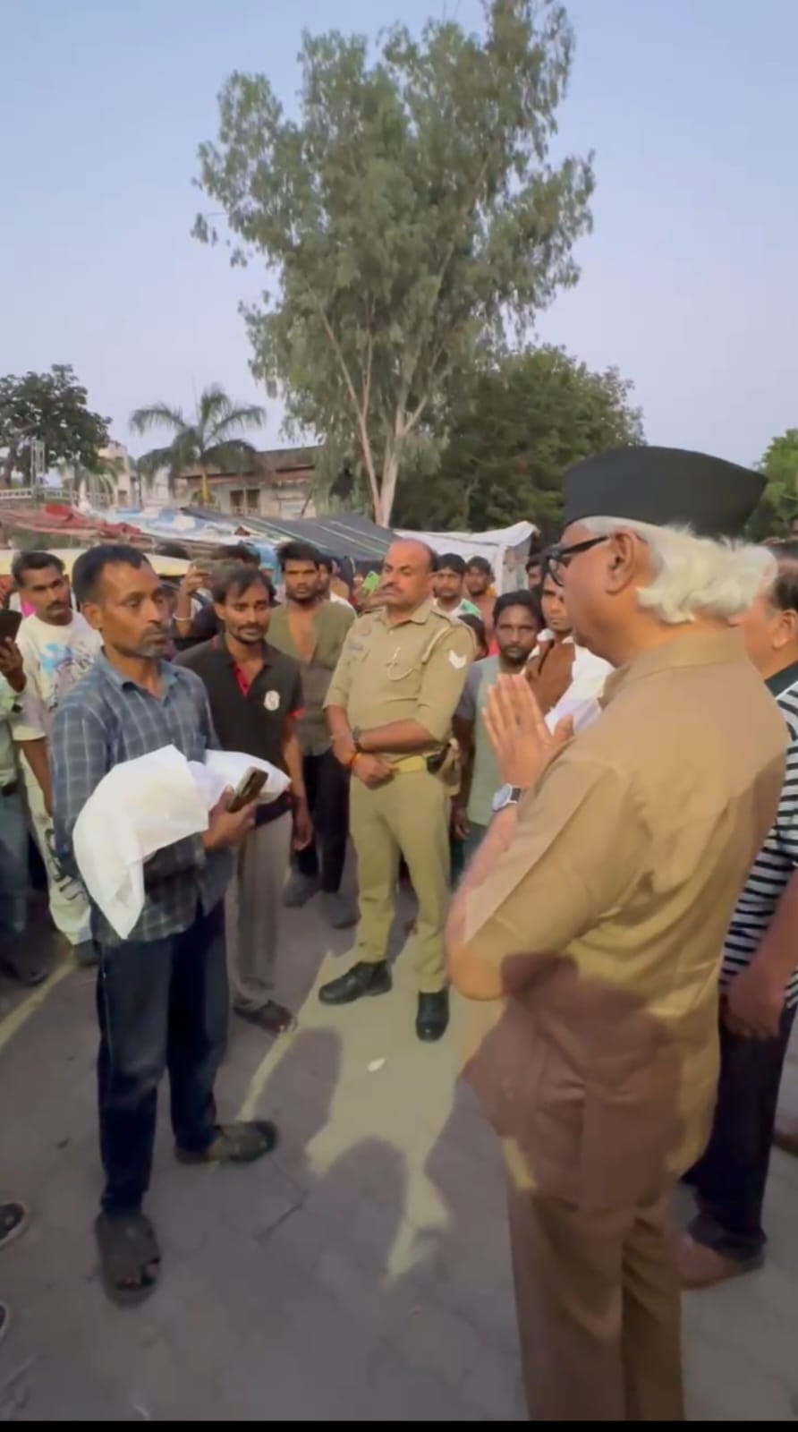 अलीगंज के डंडइया में बने शिव मंदिर की जर्जर चारदीवारी गिरने के बाद मौजूद परिजन व स्थानीय लोग। अलीगंज के डंडइया में बने शिव मंदिर की जर्जर चारदीवारी गिरने के बाद मौजूद परिजन व स्थानीय लोग।