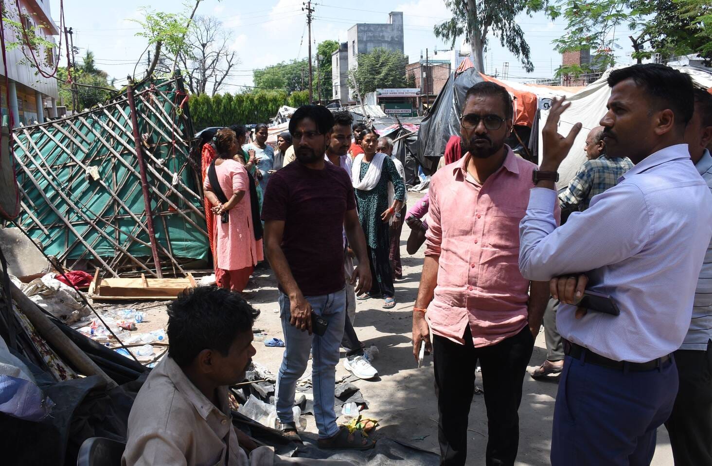 अलीगंज के डंडइया में बने शिव मंदिर की जर्जर चारदीवारी गिरने के बाद मौजूद परिजन व स्थानीय लोग। अलीगंज के डंडइया में बने शिव मंदिर की जर्जर चारदीवारी गिरने के बाद मौजूद परिजन व स्थानीय लोग।