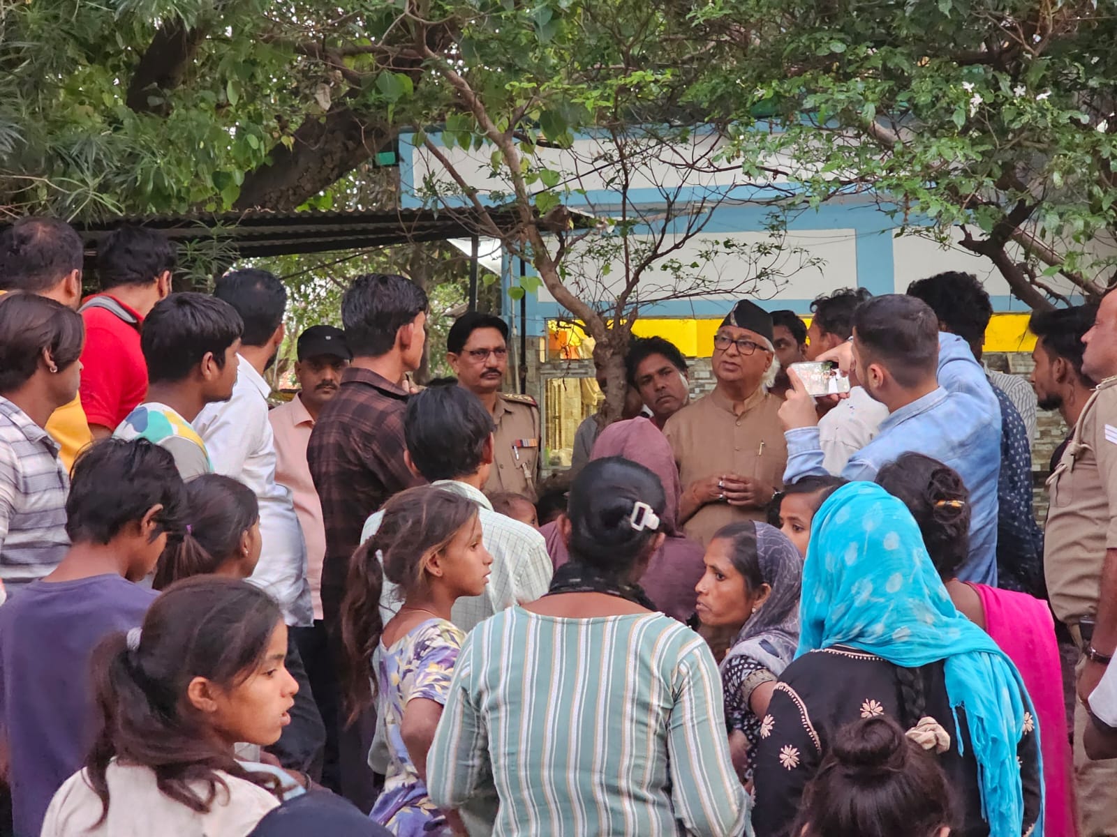 अलीगंज के डंडइया में बने शिव मंदिर की जर्जर चारदीवारी गिरने के बाद मौजूद परिजन व स्थानीय लोग। अलीगंज के डंडइया में बने शिव मंदिर की जर्जर चारदीवारी गिरने के बाद मौजूद परिजन व स्थानीय लोग।