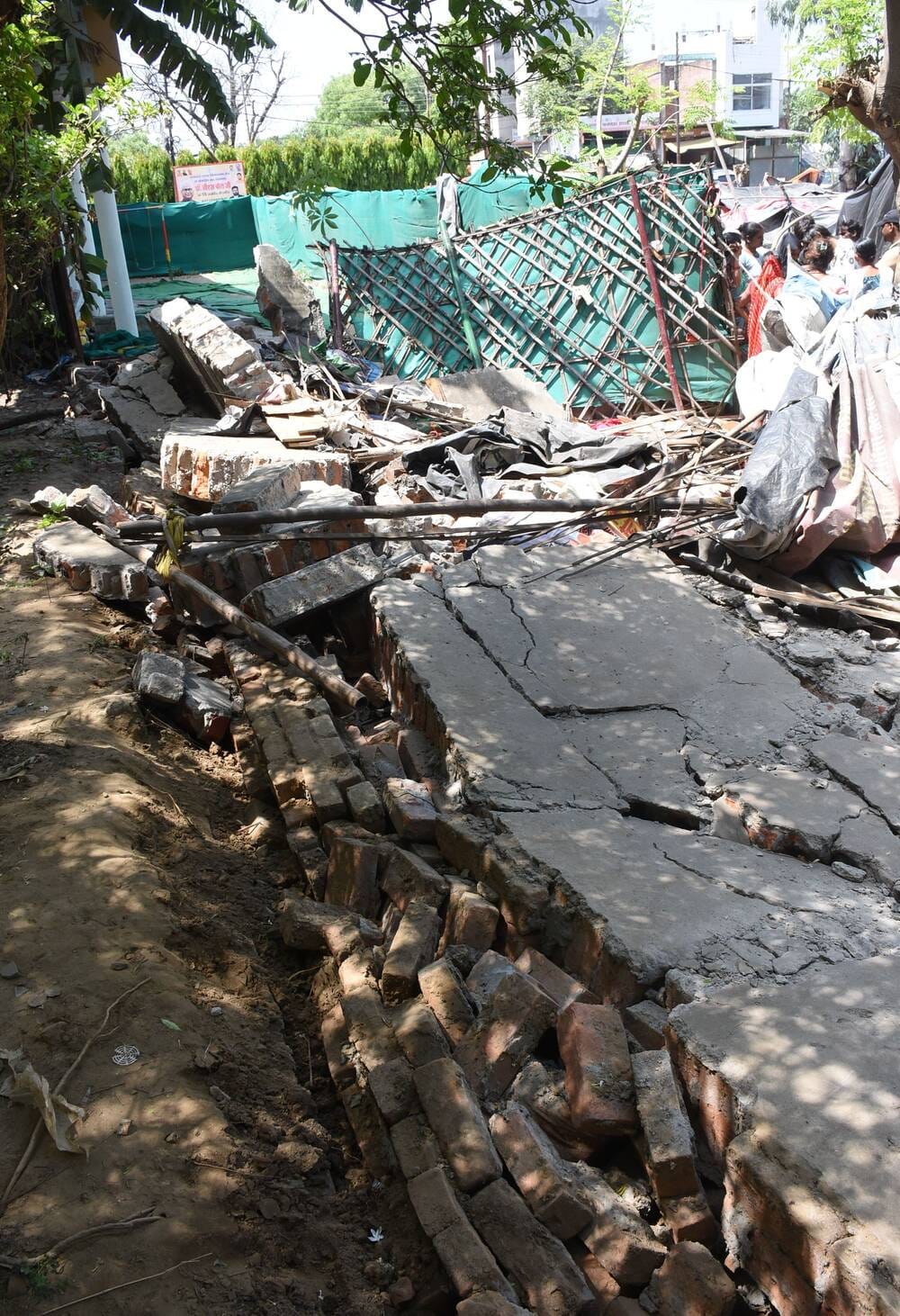 अलीगंज के डंडइया में बने शिव मंदिर की जर्जर चारदीवारी गिरने के बाद मौजूद परिजन व स्थानीय लोग। अलीगंज के डंडइया में बने शिव मंदिर की जर्जर चारदीवारी गिरने के बाद मौजूद परिजन व स्थानीय लोग।