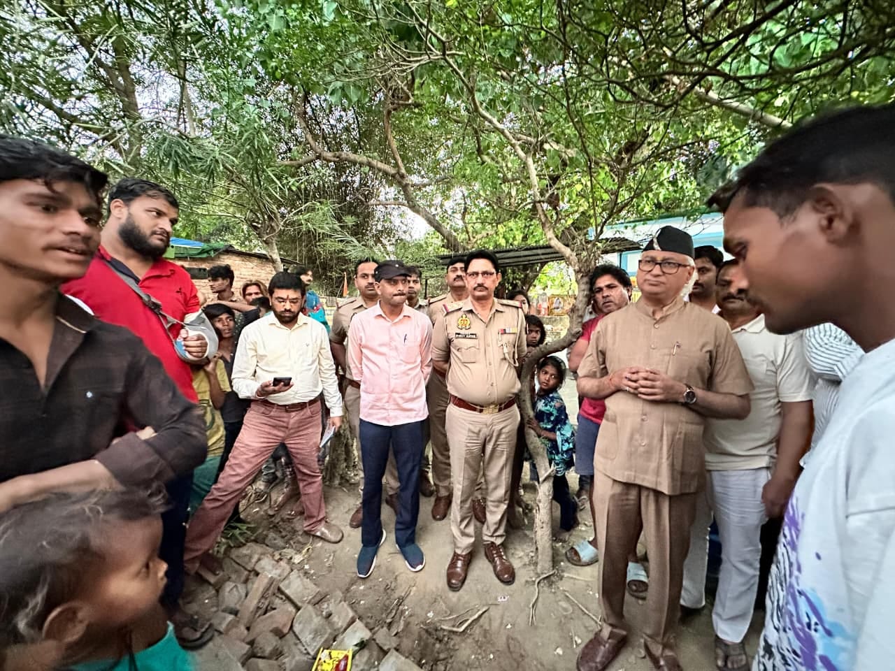 अलीगंज के डंडइया में बने शिव मंदिर की जर्जर चारदीवारी गिरने के बाद मौजूद परिजन व स्थानीय लोग। अलीगंज के डंडइया में बने शिव मंदिर की जर्जर चारदीवारी गिरने के बाद मौजूद परिजन व स्थानीय लोग।