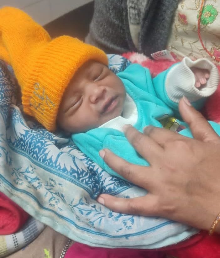 अलीगंज के डंडइया में बने शिव मंदिर की जर्जर चारदीवारी गिरने के बाद मौजूद परिजन व स्थानीय लोग। अलीगंज के डंडइया में बने शिव मंदिर की जर्जर चारदीवारी गिरने के बाद मौजूद परिजन व स्थानीय लोग।