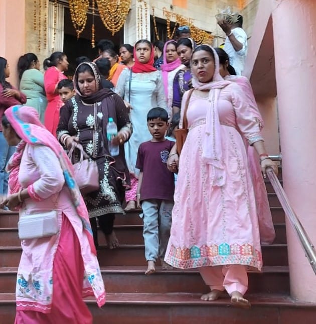 बाबा बालक नाथ मंदिर दियोटसिद्ध में दर्शनों के लिए जाते श्रद्धालु। संवाद