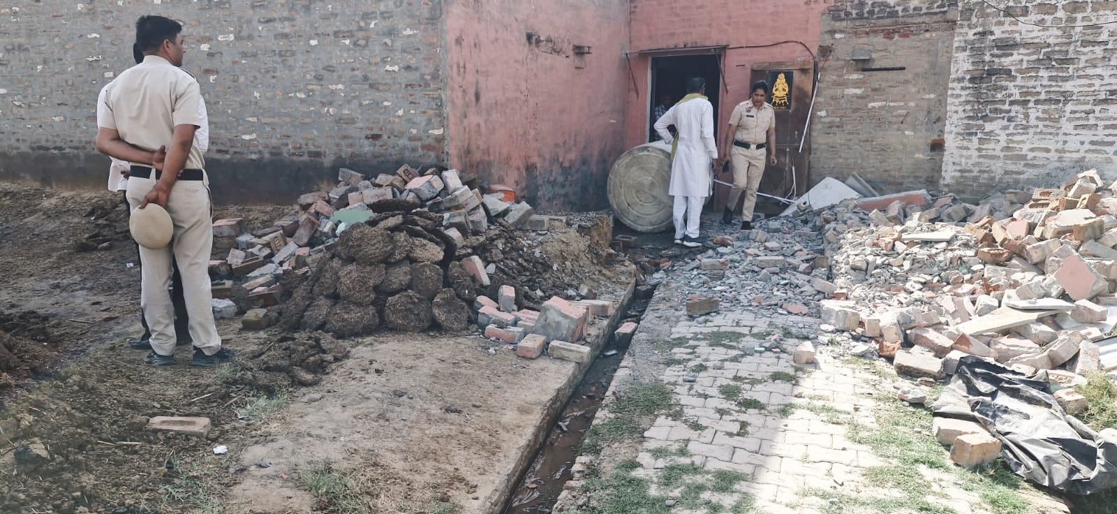 भूना। चंद्रावल गांव में एसडीएम कोर्ट के आदेश पर लाल डोरे की गली से अवैध कब्जा हटाते कब्जाधारी। 