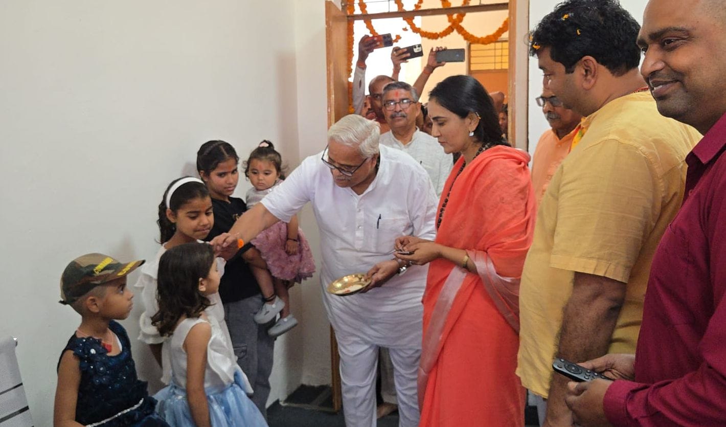 भैयाजी जोशी पंचतत्वेश्वर मंदिर में जलाभिषेक करते हुए। संवाद भैयाजी जोशी पंचतत्वेश्वर मंदिर में जलाभिषेक करते हुए। संवाद