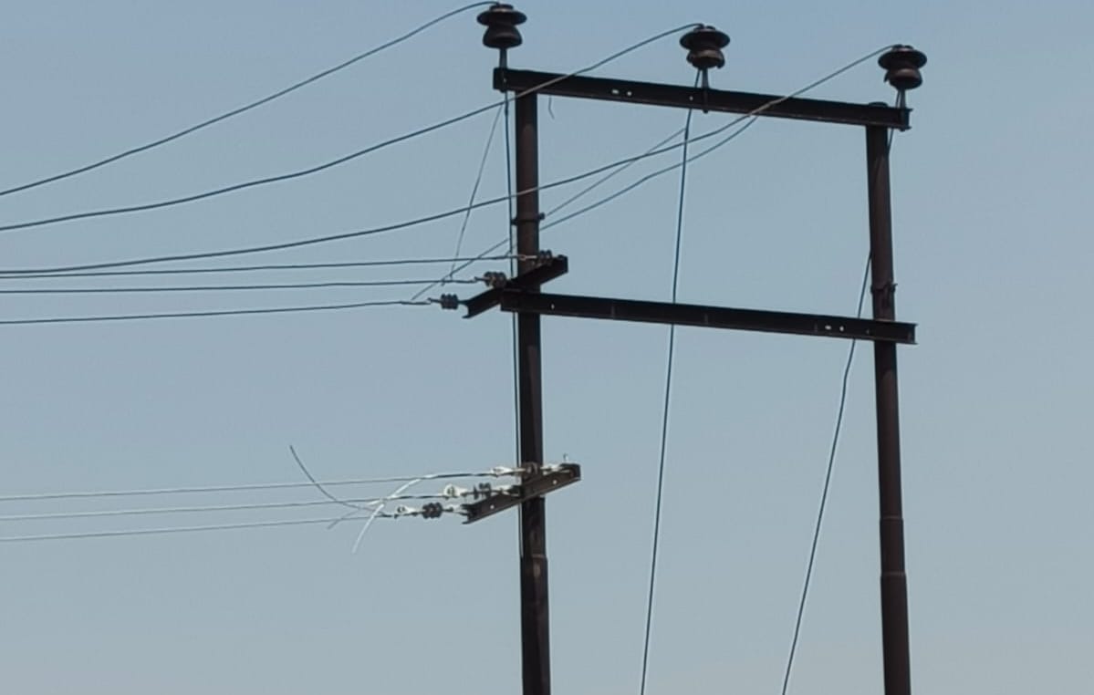 बुलंदशहर रोड पर गलत तरीके से खींची गई विद्युत लाइन। संवाद