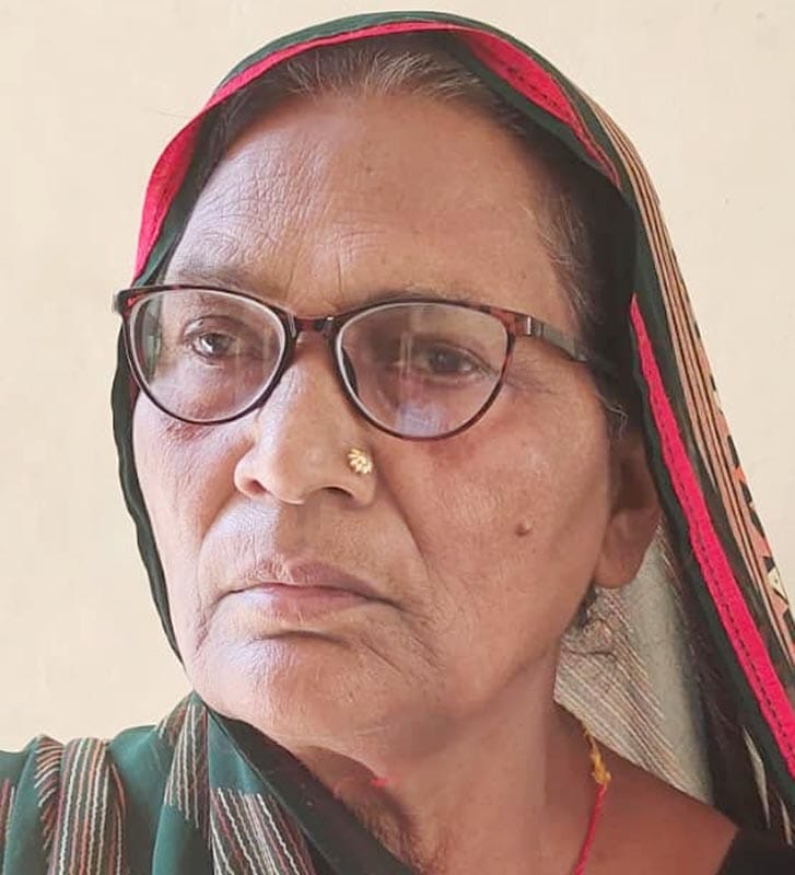 एक साधू भेष धरी को दबोचे हुए ग्रामीण। स्रोत ग्रामीण