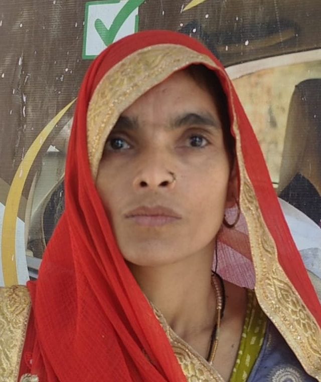 एक साधू भेष धरी को दबोचे हुए ग्रामीण। स्रोत ग्रामीण