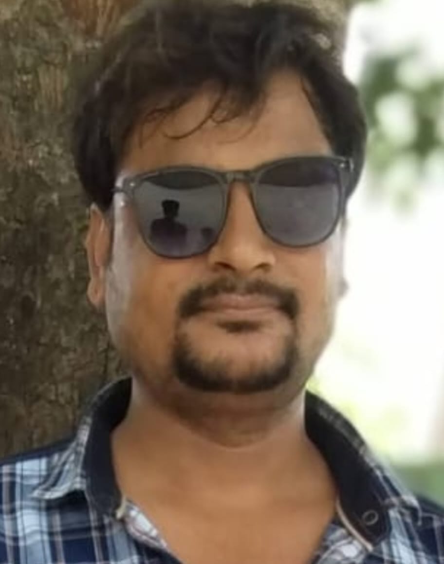 फोटो-11 सीएचसी में बेटे की मौत से दुखी पिता को संभालते लोग। संवाद