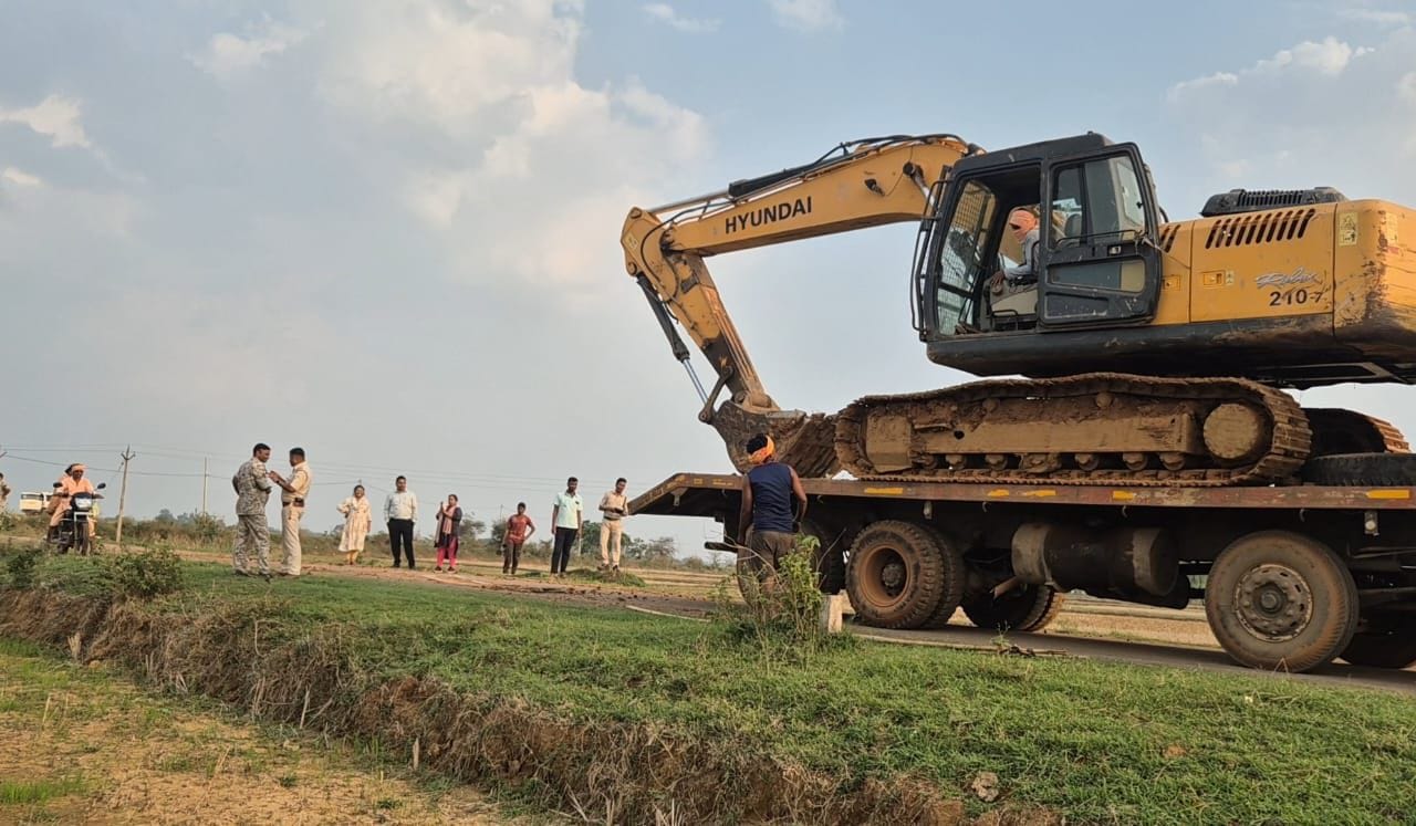 जब्त मशीन को ले जाते विभाग के अधिकारी