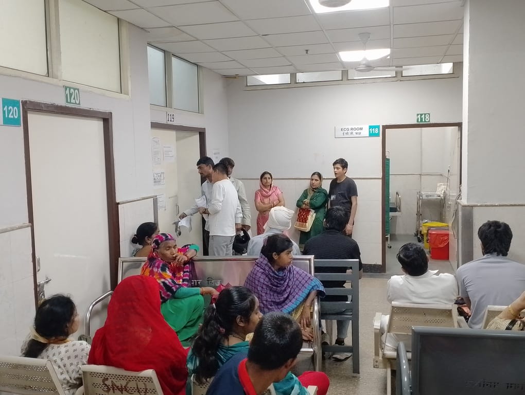 जिला नागरिक अस्पताल में जांच कराते लोग। संवाद जिला नागरिक अस्पताल में जांच कराते लोग। संवाद