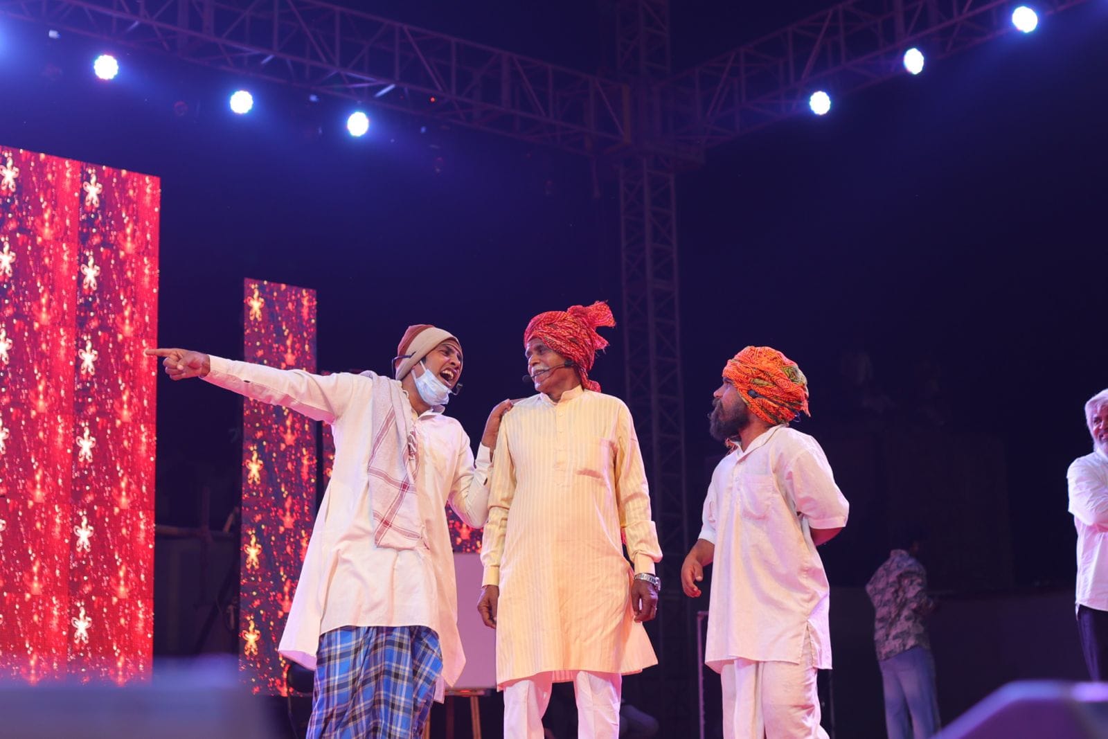 जिला प्रदर्शनी में कॉमेडी नाइट के दौरान जमा भीड़। संवाद जिला प्रदर्शनी में कॉमेडी नाइट के दौरान जमा भीड़। संवाद