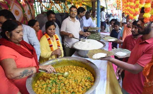 जलसेवा के शुभारंभ पर लगा भंडारा
