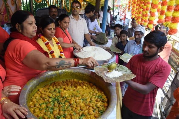 जलसेवा के शुभारंभ पर लगा भंडारा