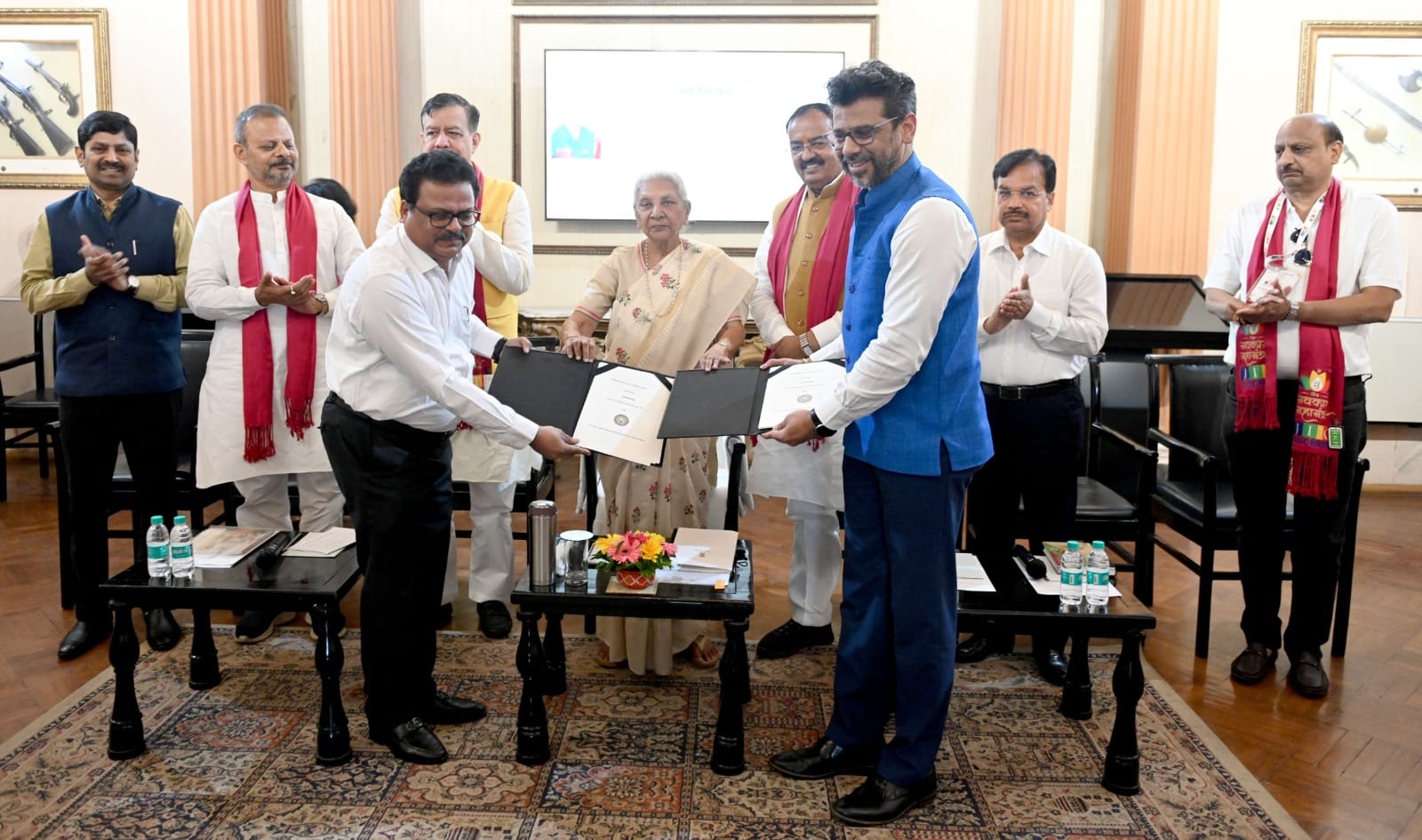 जनभवन में राज्यपाल आनंदी बेन पटेल की उपस्थिति में हुआ एमओयू। स्रोत ः जनभवन